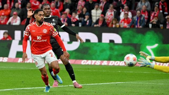 Fußball: Entscheidung erst zum Schluss: Freiburg schlägt Derby County