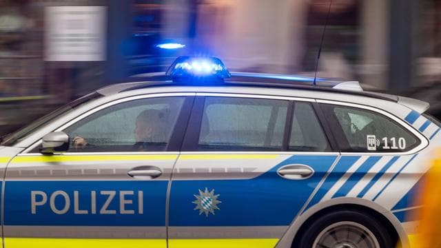 Größerer Einsatz: Mann randaliert in Wohnung - Polizei sperrt Straße