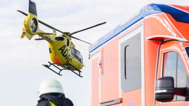 Unfall: Mann balanciert auf Brückengeländer und stürzt ab