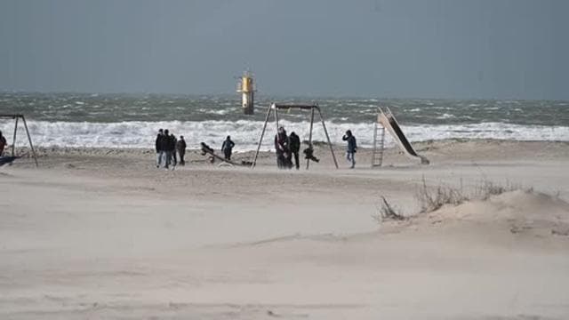 Spaziergänger genießen Sturm und Sonne an der Nordsee