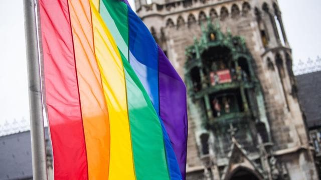 Terror beim CSD: 4.000 bei Münchner Mahnwache nach Terroranschlag in Berlin