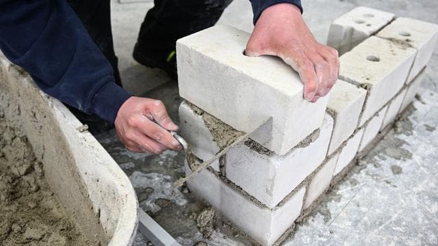 Wettbewerb: EU vermutet Preisabsprachen bei Bauchemie-Herstellern