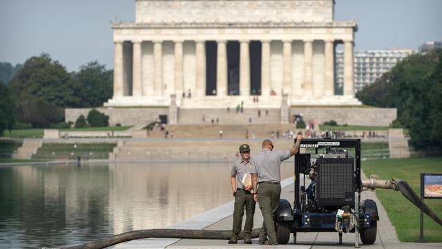 Reflecting Pool am Lincoln Memorial: Wasserbecken am Lincoln Memorial wird ausgepumpt