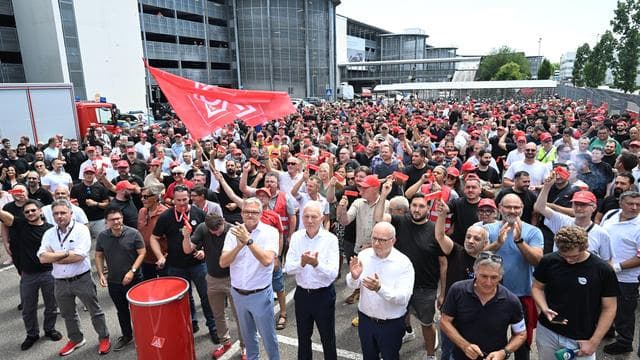 Autoindustrie: Sparkurs bei Autobauern - IG Metall ruft zu Protesten auf