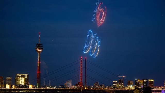 Doppelter Höhepunkt: Rheinkirmes: 1.200 Drohnen und Feuerwerk am Abendhimmel