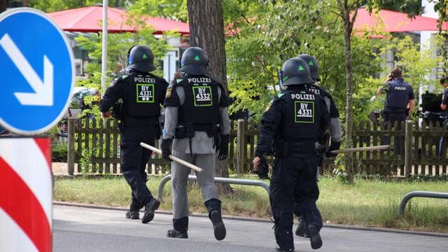 Messerangriff in Regensburg: Mutmaßlicher Täter nach tödlicher Messerattacke in Bank festgenommen