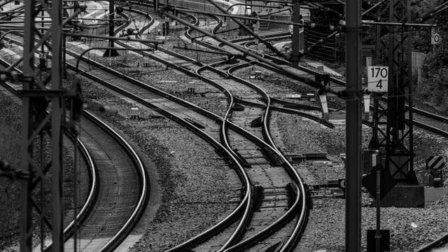 Deutsche Bahn: Strecke: frisch saniert – Pünktlichkeitsquote: 6 Prozent