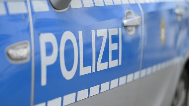Keine Lebensgefahr mehr: Autoangriff an Tankstelle: 18-Jähriger mit Messer verletzt