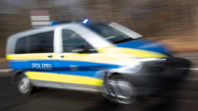 Kriminalität: Mann wird nach Streit von einem Auto überfahren