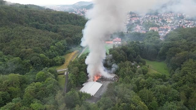 Feuerwehr und THW im Einsatz: Großbrand in leerstehendem Gebäude in Wernigerode