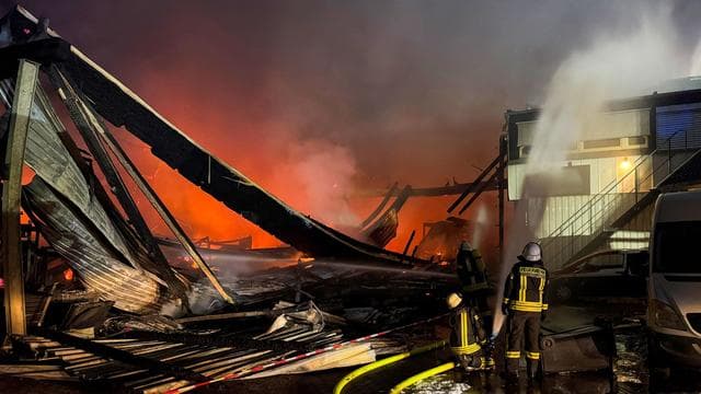 Großbrand: Feuer in Industriegebiet - Halle stürzt ein