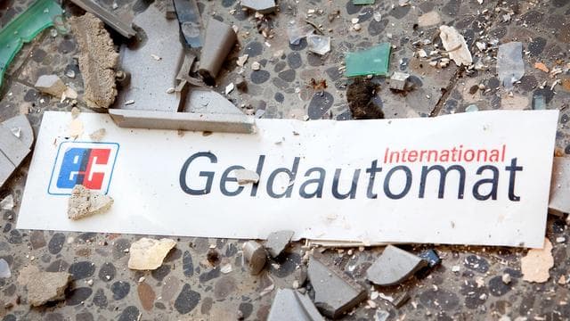 Fahndung der Polizei: Geldautomat gesprengt – Täter fliehen ohne Beute