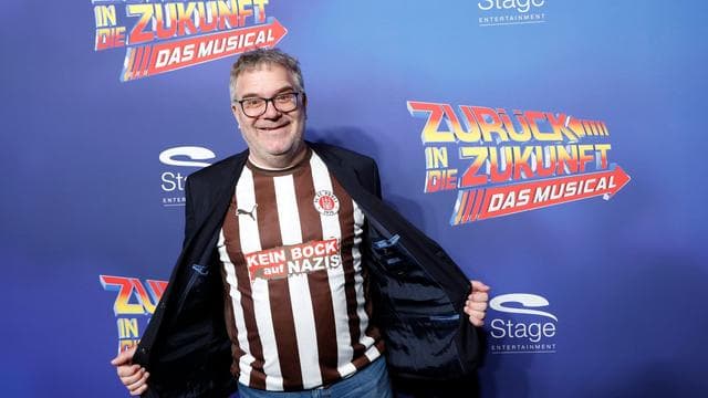 Moderator auf der Bühne: Elton ist von Musical-Auftritt «angefixt» und gibt Zugaben