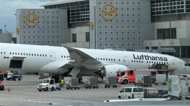 Verletzte Crew: Panne am Flughafen: Verriegelungsstift nicht eingesteckt