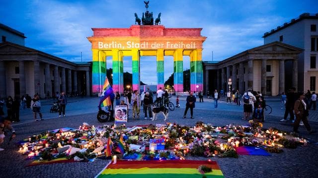 Angriff auf Berliner CSD: Brandenburger Tor leuchtet in Regenbogenfarben nach Angriff