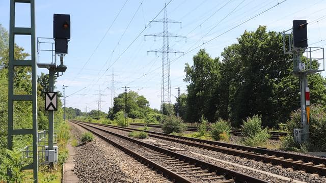 Böschungsbrand an Bahnstrecke: Bahnstrecke zwischen Düsseldorf und Köln bleibt gesperrt