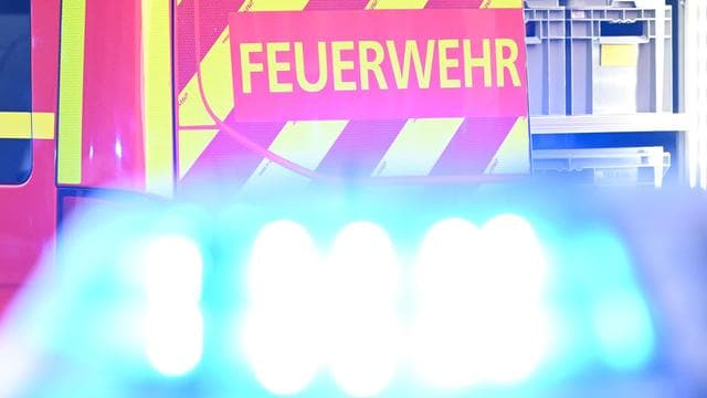 Brand: Dachstuhlbrand in Frankfurter Mehrfamilienhaus – Großeinsatz