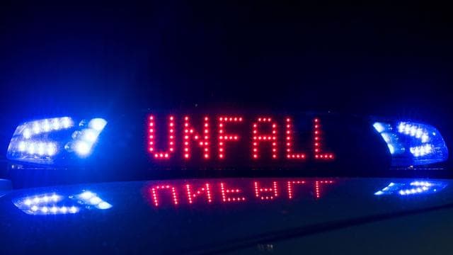 Unfall: Auto prallt an B6 gegen Baum: Zwei Tote