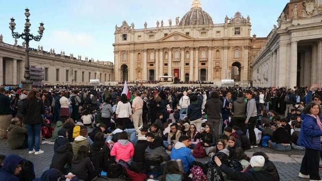 Beerdigung von Papst Franziskus: Tausende versammeln sich vor Petersdom