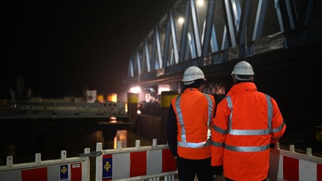 Baustelle an der Ems: Letztes Brückenteil für neue Friesenbrücke eingesetzt