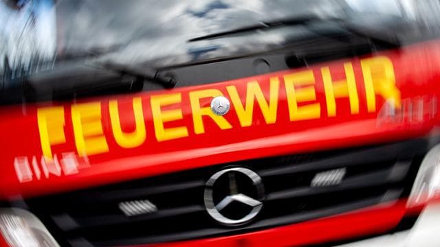 Feuerwehreinsatz: Feuer in Stuttgart: Zwei Autos und Wohnhaus betroffen