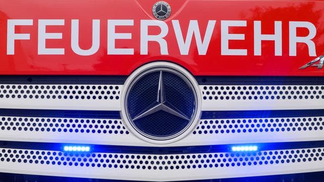Brand: Feuer zerstört Ballenpresse und Feldhäcksler – hoher Schaden