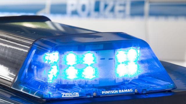 Unfall: Auto fährt gegen Baum - 30-Jähriger schwer verletzt
