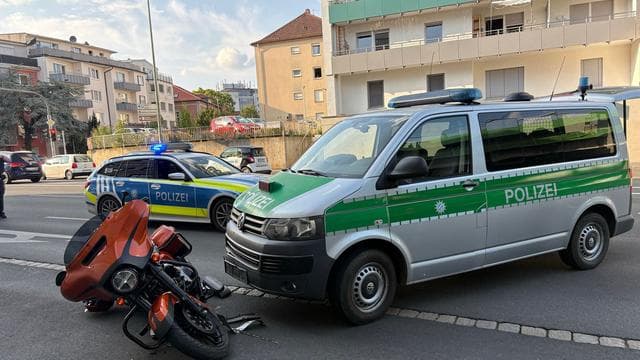 Crash mit Polizeifahrzeug: Motorradfahrer flüchtet vor Kontrolle und wird festgenommen