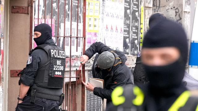 50.000 Haushalte ohne Strom: Anschlag in Adlershof: Verdächtige wehren sich gegen Razzia