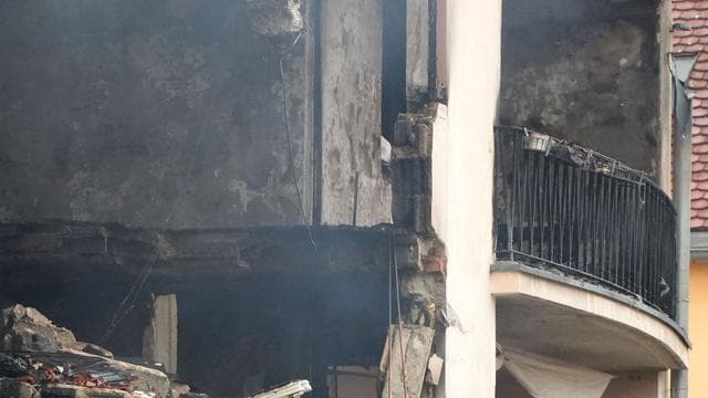 Vier verletzte Bewohner: Zwei Vermisste nach Explosion noch im Haus vermutet