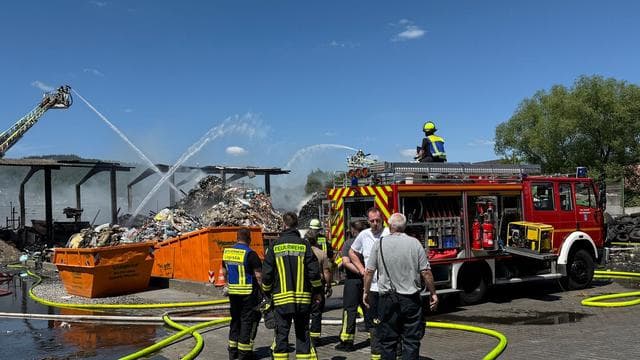 Großbrand: Brand bei Entsorgungsbetrieb verursacht Millionen-Schaden