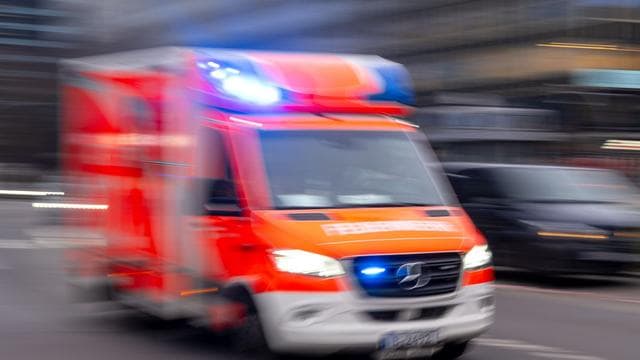 Unfälle: Transporter gerät in Gegenverkehr - drei Kinder verletzt