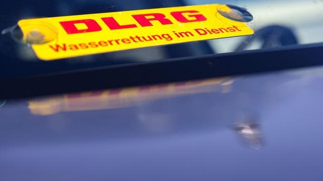 Vom Steg ins Wasser gesprungen: Tödlicher Badeunfall in der Lahn