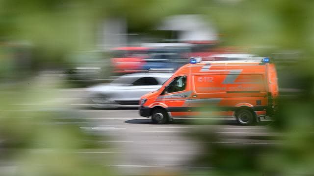 Unfall im Alb-Donau-Kreis: Radfahrerin wird von Lastwagen erfasst und stirbt