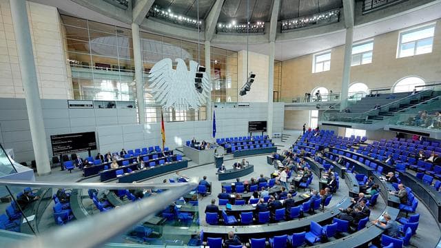 Finanzhilfe der Bundesregierung: Bundestag beschließt Gesetz zur Entlastung von Ländern und Kommunen