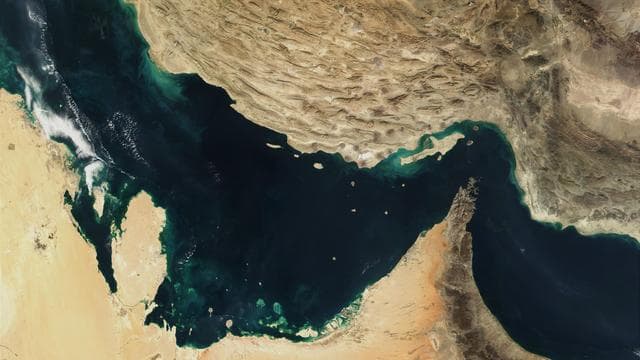 Warnschüsse abgegeben: Irans Revolutionsgarden: Straße von Hormus geschlossen
