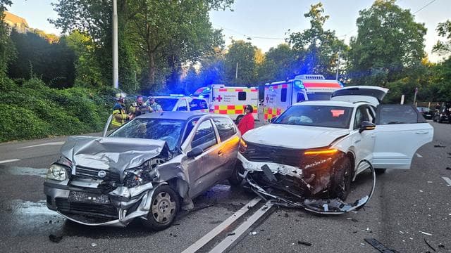 Crash in Innenstadt: Frontalzusammenstoß in Stuttgart - Verletzte