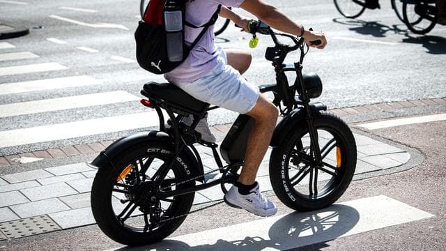 Fatbikes: Mit 90 km/h auf dem E-Bike zur Schule