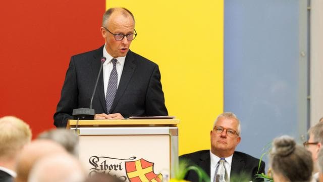Festrede in Paderborn: Merz: Gewalt beginnt mit Intoleranz und Ausgrenzung