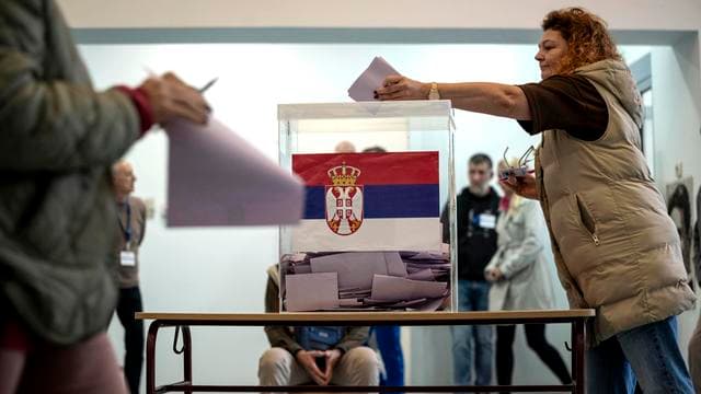 Parlamentswahl in Serbien: Wahlbeobachter in Serbien berichten von Unregelmäßigkeiten