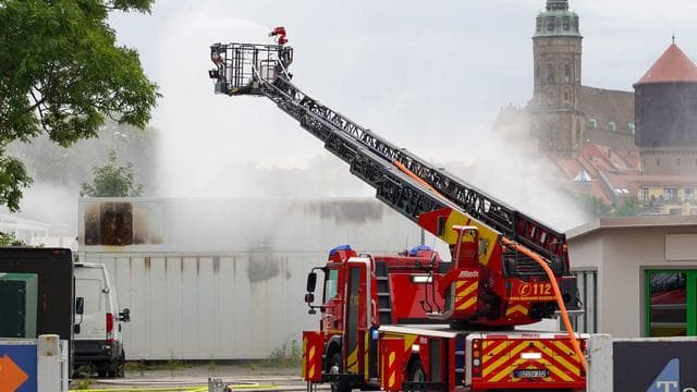 Brand in Bautzen: Bautzen: Löscharbeiten in Batteriespeicher dauern an
