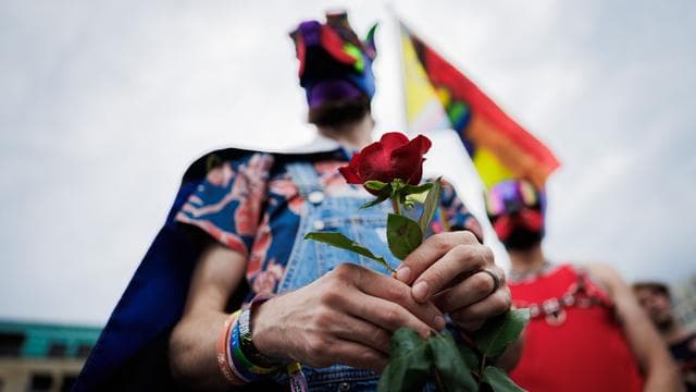 Zeichen der Solidarität: Nach Anschlag in Berlin: CSD-Mahnwache in Dresdner Altstadt