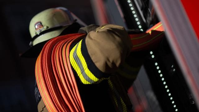 Brände: Anhänger brennt - etwa 200.000 Euro Schaden