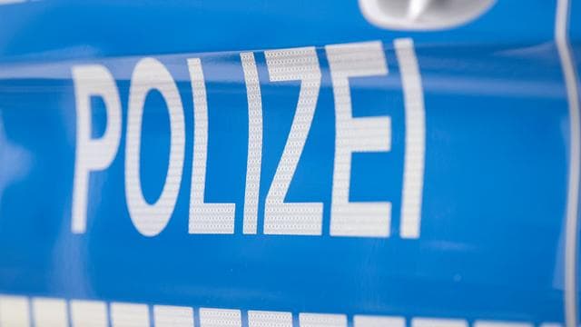 Verkehrsunfall: Auto prallt gegen Baum – Fahrer stirbt