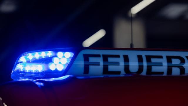 Müllhaufen fängt Feuer: Sperrmüll brennt - Mehrfamilienhaus unbewohnbar