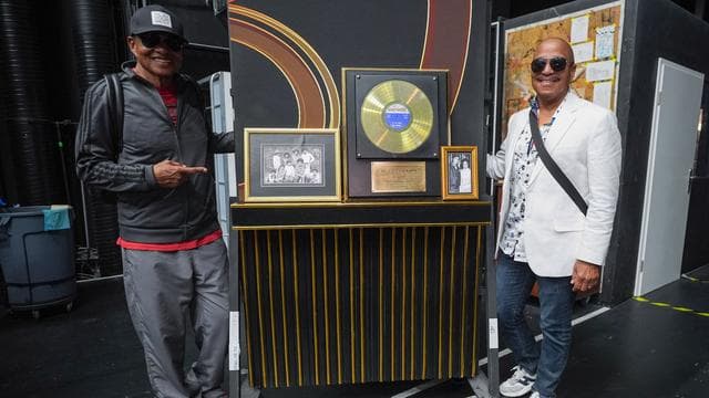 Ikone des Pop: Funkelnder Handschuh rührt Jackson-Brüder bei Hamburg-Besuch