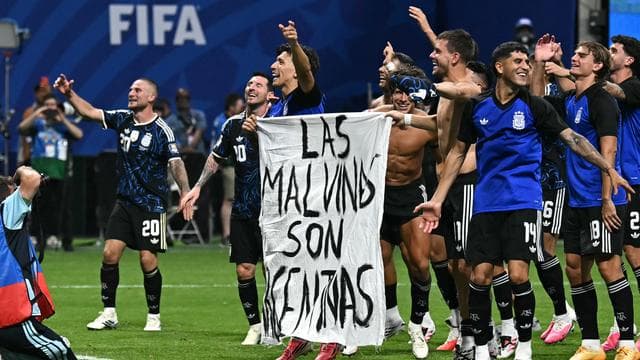 Fußballweltmeisterschaft 2026: Argentinische Mannschaft feiert WM-Finaleinzug mit Falkland-Banner