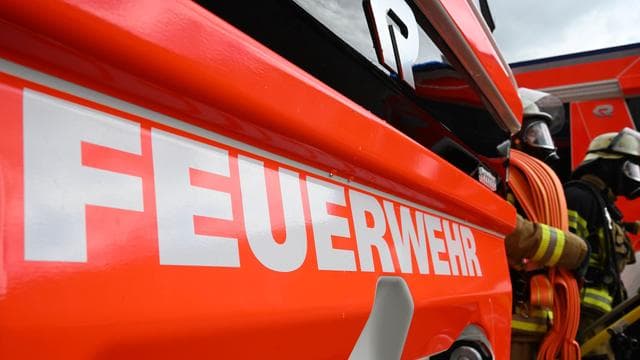 Feuerwehreinsatz: Rundballenpresse und Stoppelacker brennen