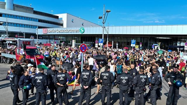 Parolen: Festnahmen bei Demo am Rande des CSD in Berlin