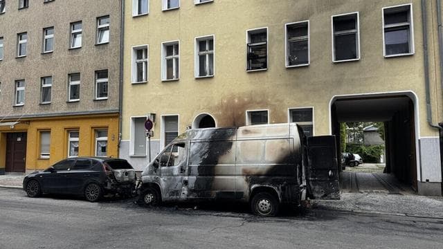 Feuerwehreinsatz: Kleintransporter in Flammen - Hausfassade beschädigt